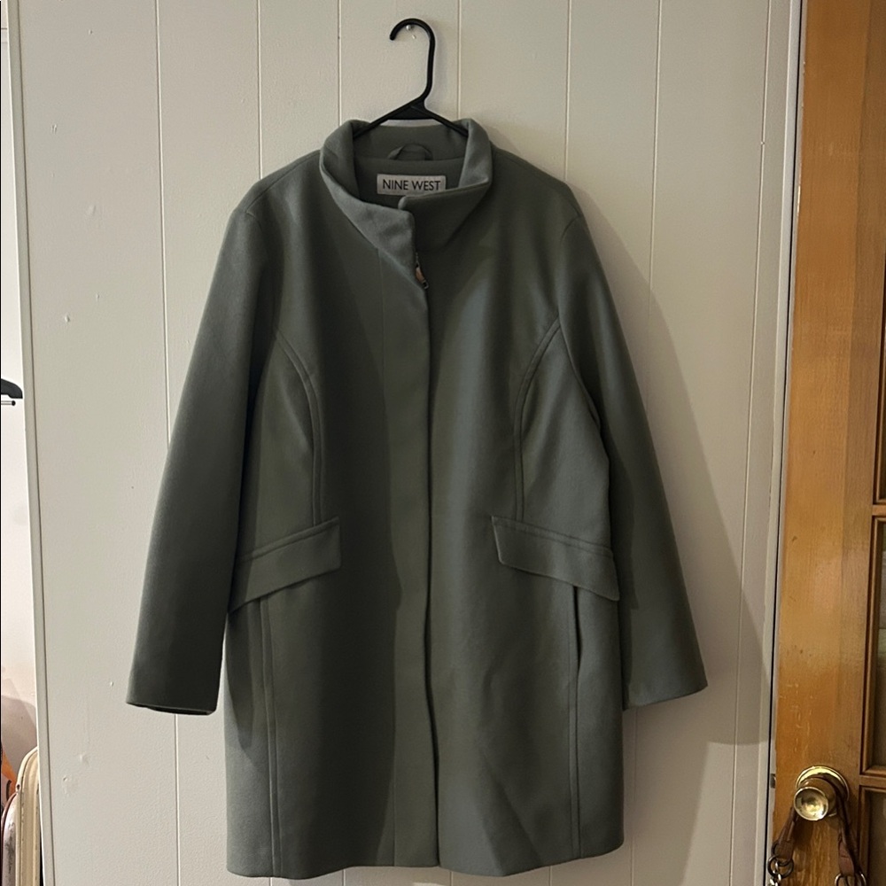 Nine West Women's Coat sage green
Beautiful coat